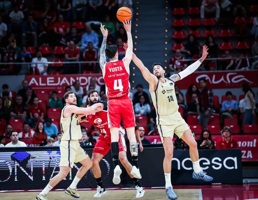 Santi Yusta tira a canasta