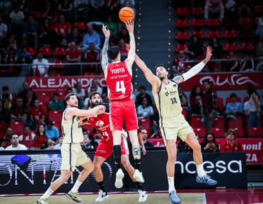Santi Yusta tira a canasta
