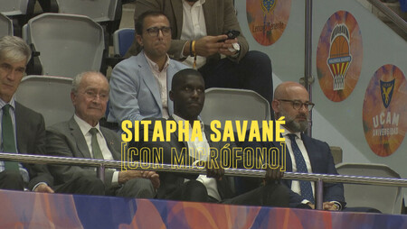 Sitapha Savané con micrófono en el palco