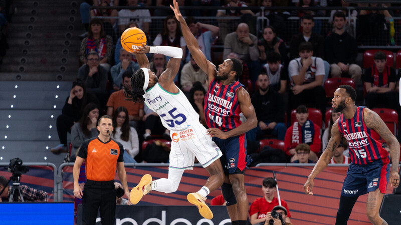 El Unicaja sale vivo de una épica batalla en el Buesa Arena