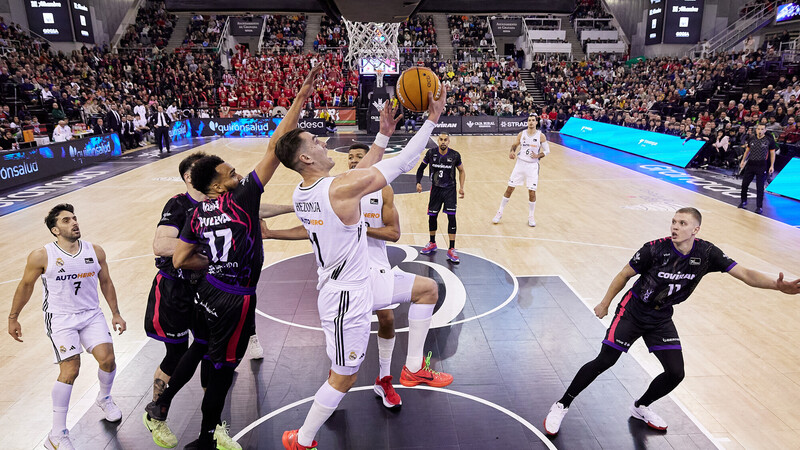 El Real Madrid remonta en el último cuarto y vence en Granada