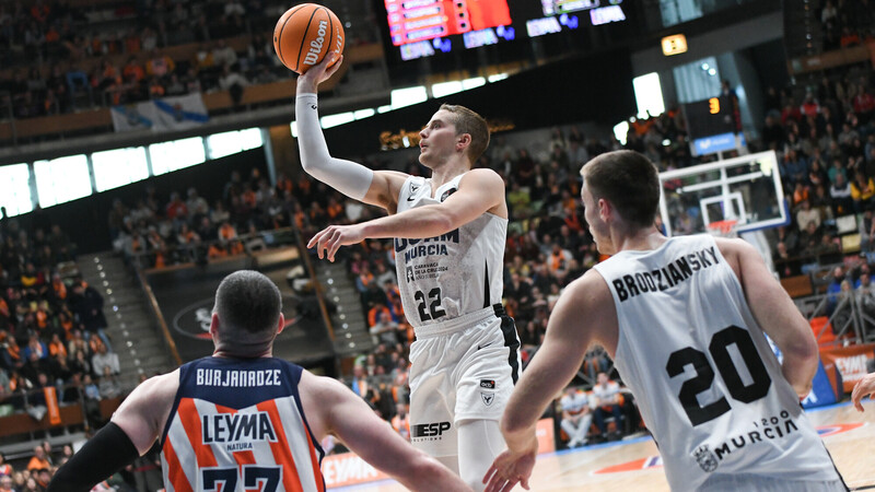 Ennis y Hakansson despiertan al UCAM Murcia tras el descanso (78-86)