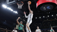 El Real Madrid supera al Joventut y sigue líder