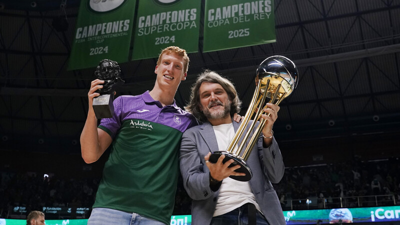 La tercera Copa de Unicaja ya luce en lo alto del Carpena