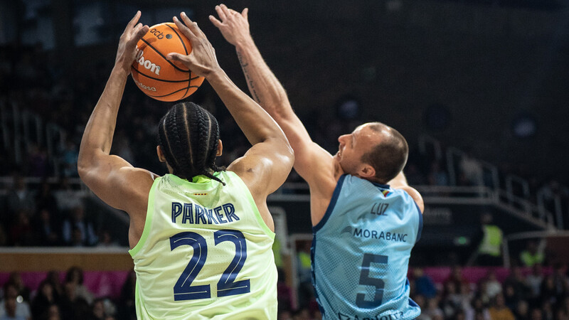 Jabari Parker contagia con su magia al Barça más coral (91-113)