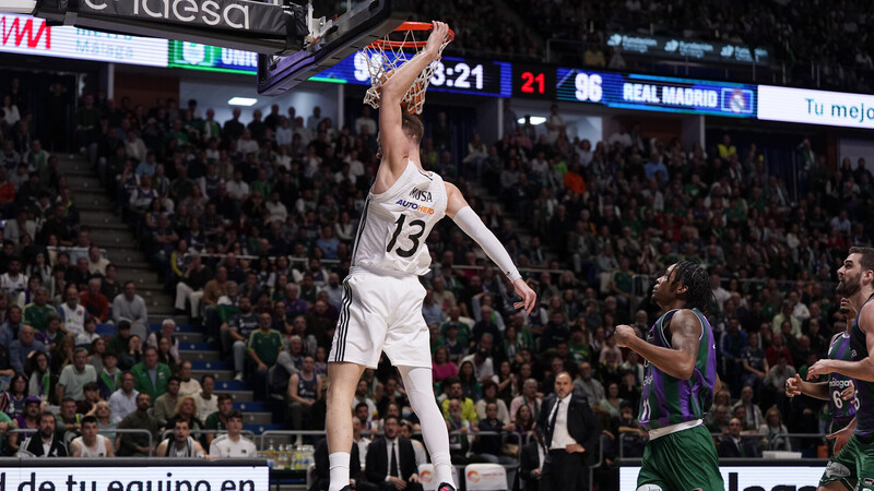 El Real Madrid sobrevive al récord de triples del Unicaja (105-107)