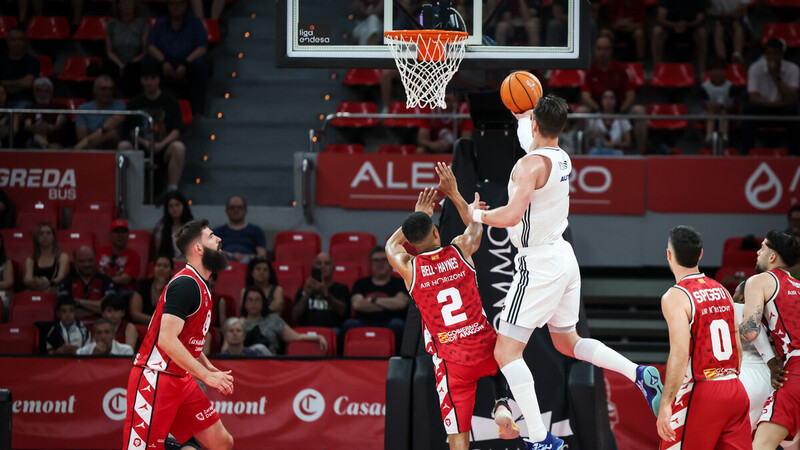 El Real Madrid cierra en Zaragoza su inmaculada segunda vuelta (89-104)
