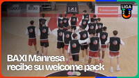 Welcome pack de la Liga U con los jugadores de BAXI Manresa