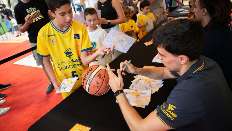 Más de un centenar de aficionados arropan al Dreamland Gran Canaria