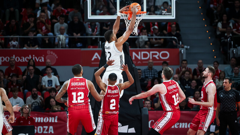 Tavares tapona las embestidas del huracán Yusta (83-95)