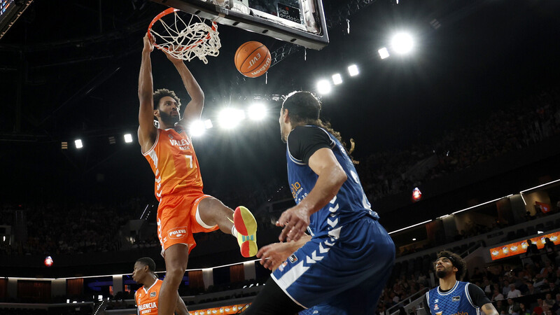 La fuerza del colectivo deja al Valencia Basket solo en cabeza (100-82)