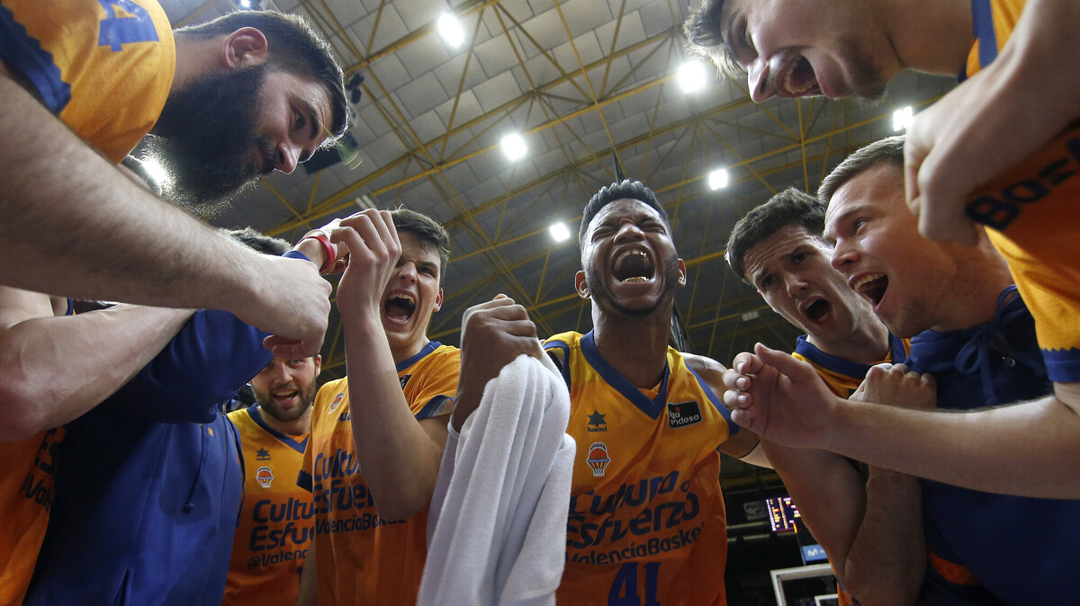 Un tenaz Valencia Basket supera las adversidades y tumba al Barça (86-76)