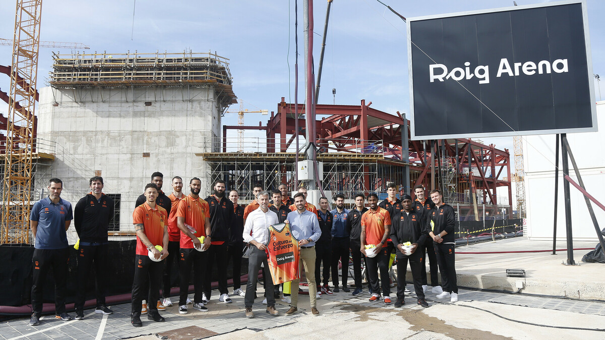 Jugadores y staff del Valencia Basket visitan las obras del Roig Arena
