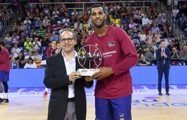 Davies recibe el MVP Movistar sep.