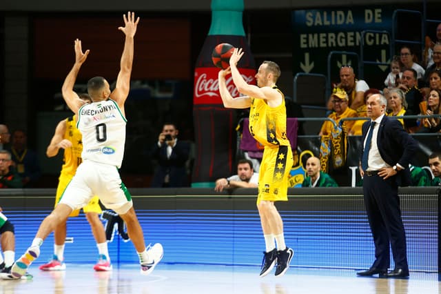 Marcelinho Huertas, 15 asistencias