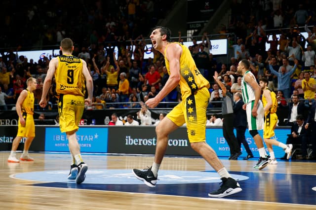 Giorgi Shermadini, Jugador J10