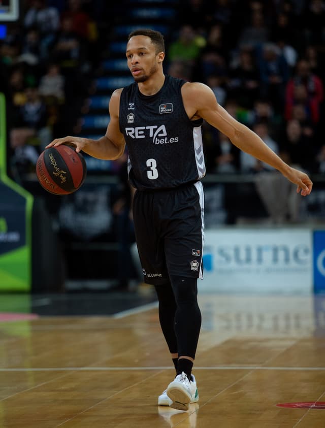 Jaylon Brown lesionado en el pie