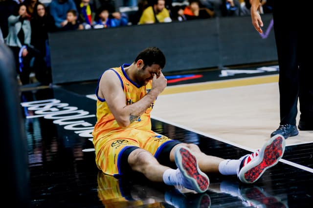 Borousis y Cook, lesionados