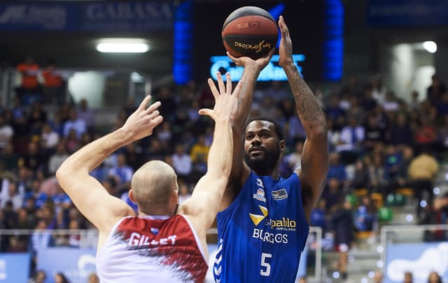 Earl Clark rescinde su contrato