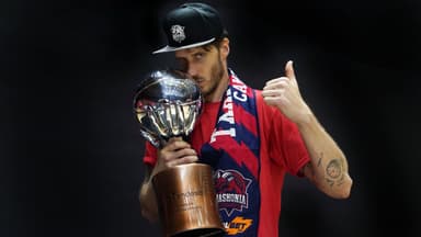 Polonara besa el trofeo de campeón