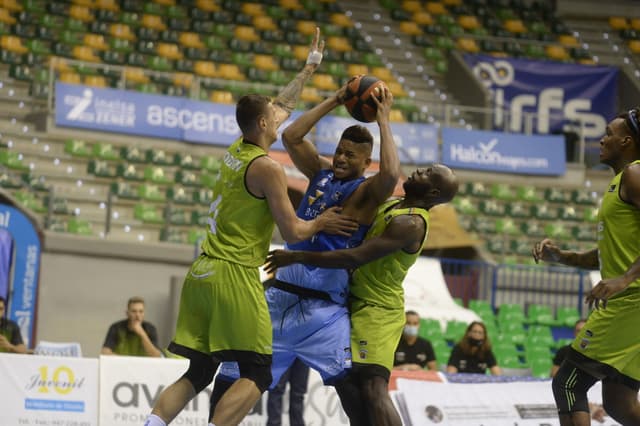 Hereda S. Pablo 93-Urbas Fuenla 79