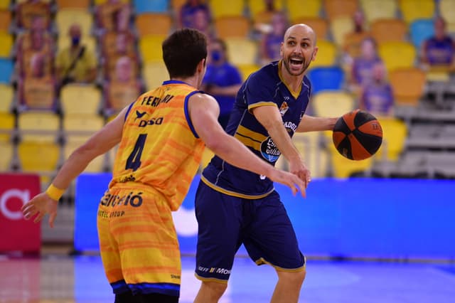 Albert Oliver supera a Chichi Creus