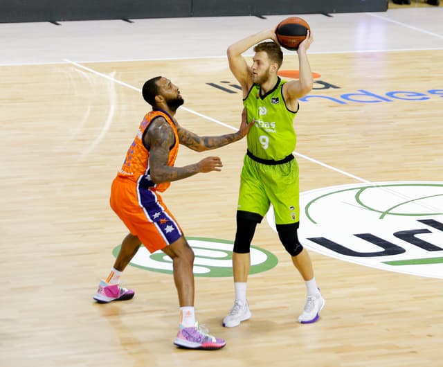 Vene, mes y medio de baja