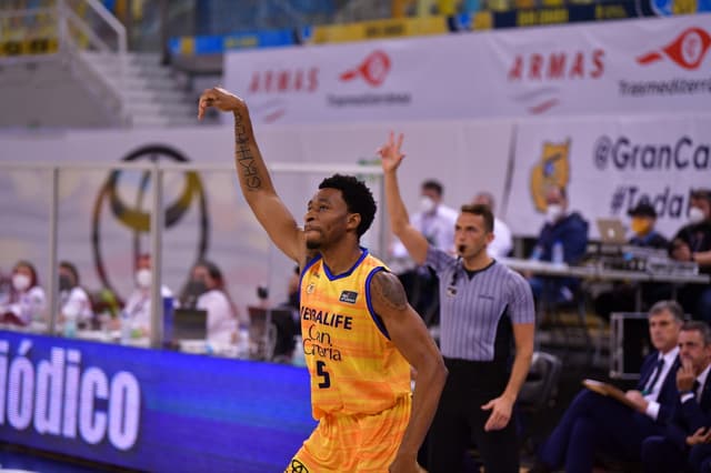 Okoye se convierte en centenario