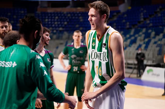 Nick Spires, operado