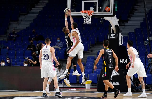 Tavares, coloso taponador