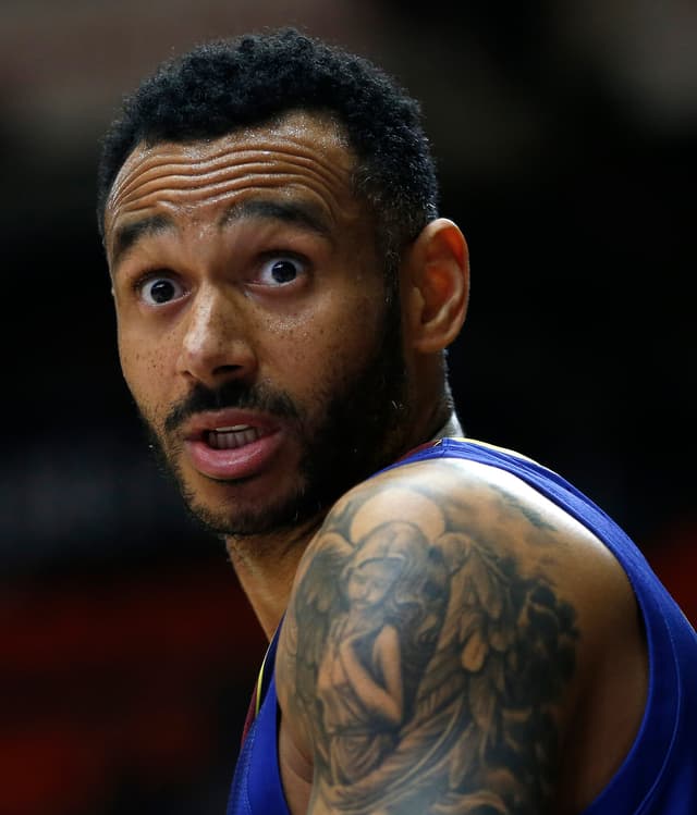 300 veces Adam Hanga