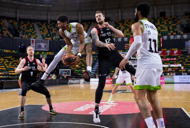 Alexander, Jugador de la J32