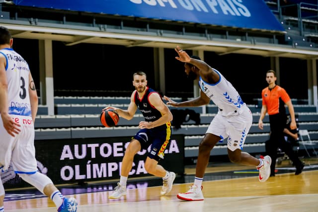 Crónica: MoraBanc And.-Acunsa GBC