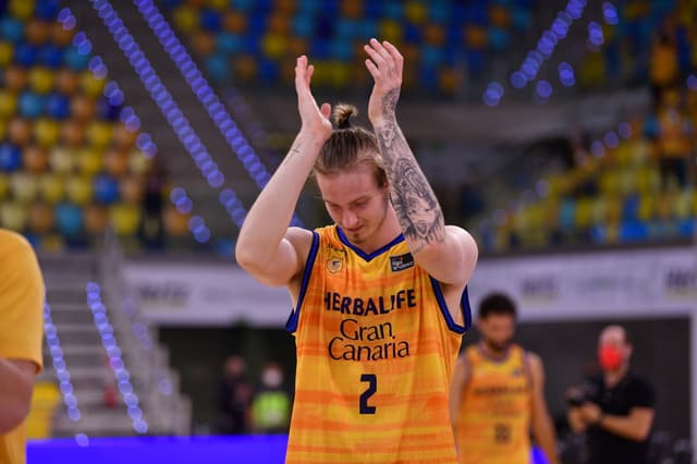 Balcerowski renueva y regresa