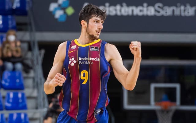 Leandro Bolmaro sale del Barça