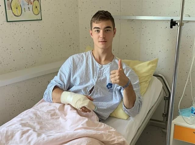 Ziga Samar, operado en un dedo