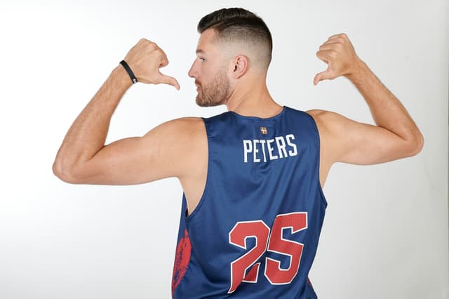 Peters, intervenido de su rodila