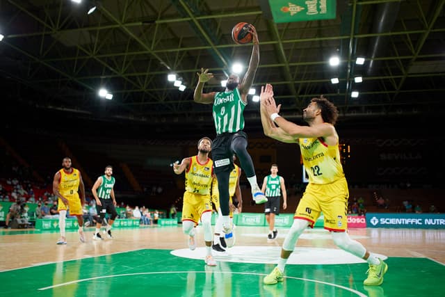 Desvinculación Khadeen Carrington