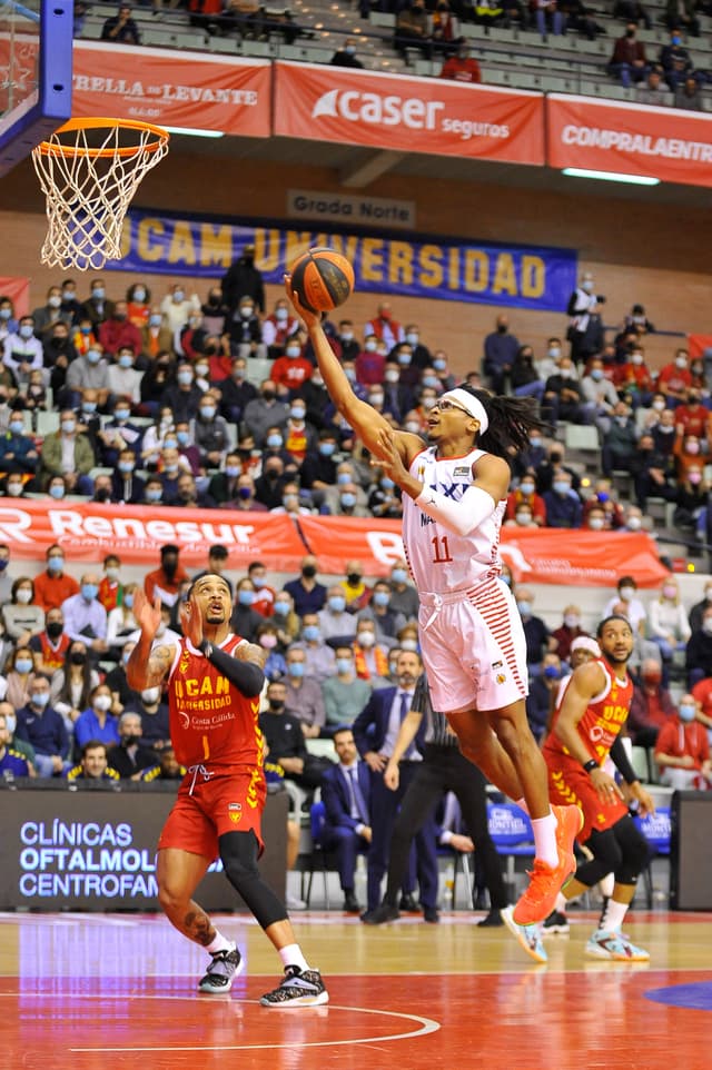 Chima Moneke: Histórico 17-16