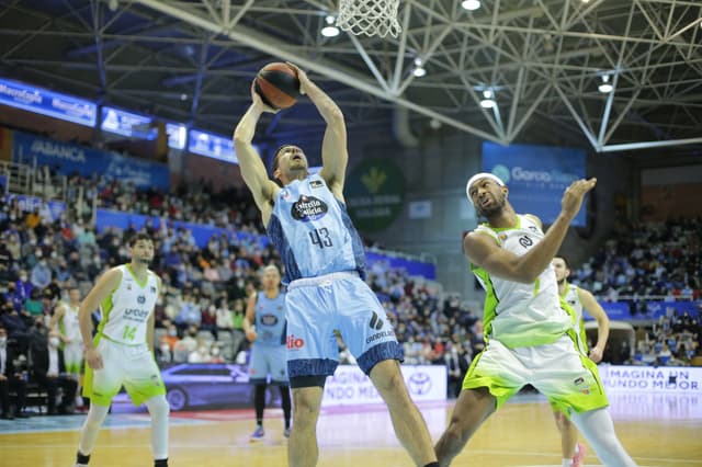 Adam Sollazzo sale del Río Breogán