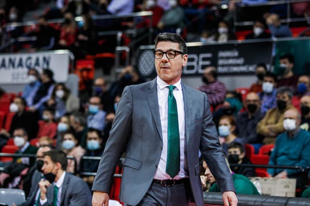 El Unicaja relega a Katsikaris