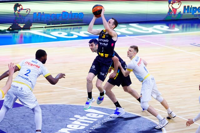 Huertas bate a George Gervin