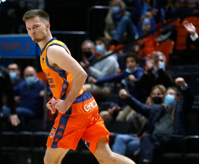 Frente a la adversidad, Hermannsson