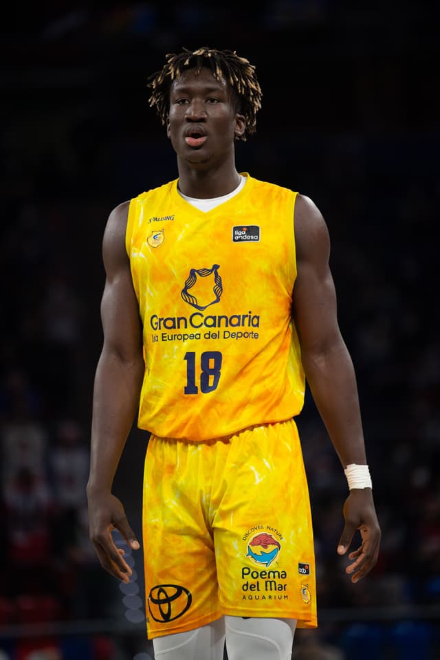 Khalifa Diop, renovado