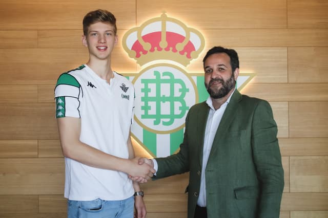 Luis García, bético hasta 2026