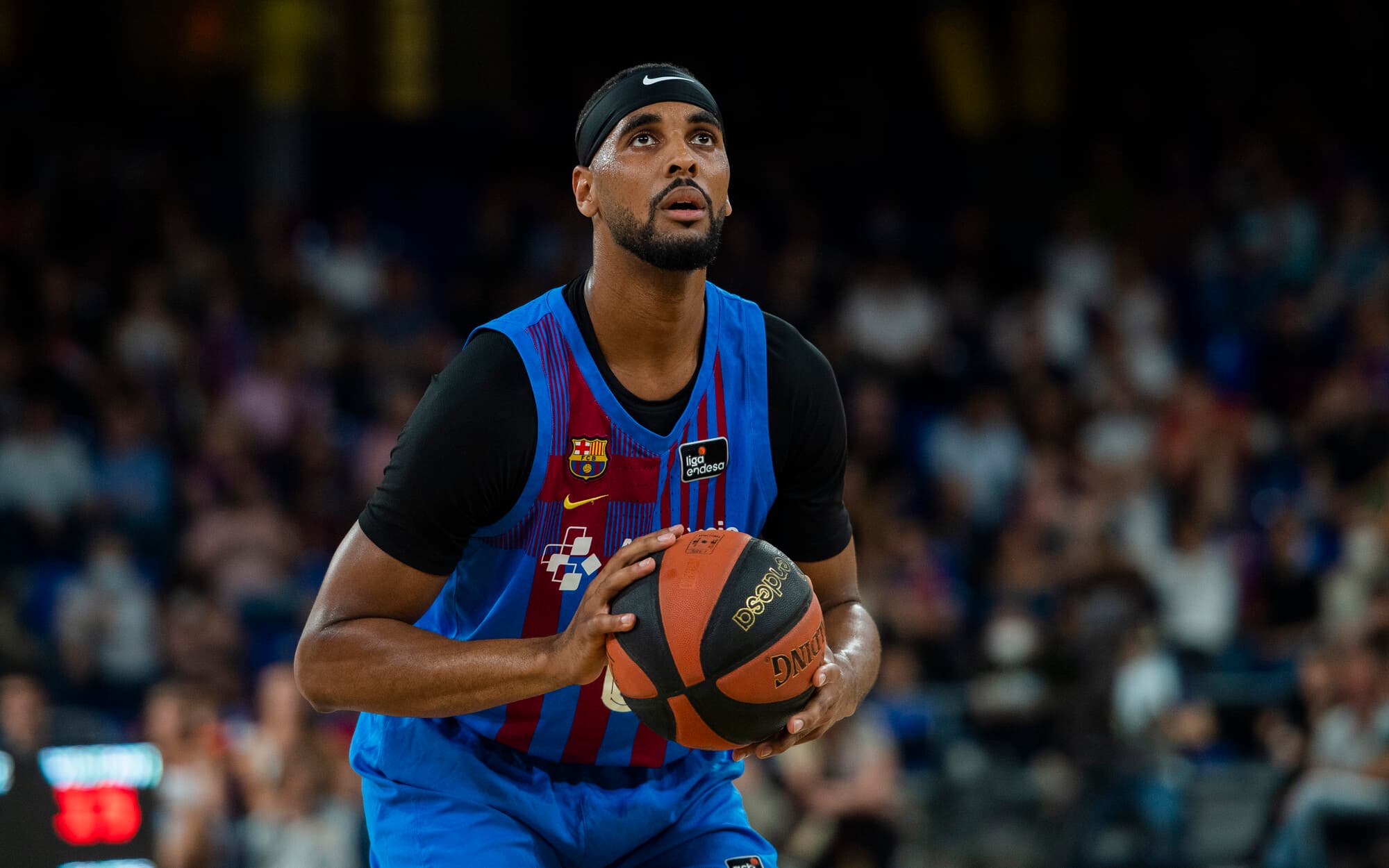 Brandon Davies se dispone a tirar un tiro libre