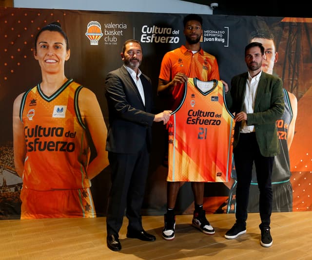 Kyle Alexander, presentado