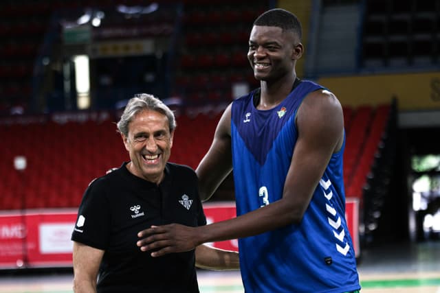 Nzosa, dos meses de baja