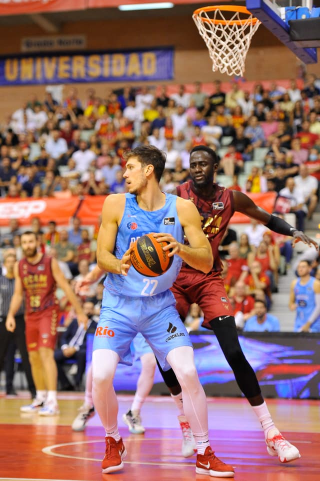 Crónica: UCAM M. - Río B. (70-84))