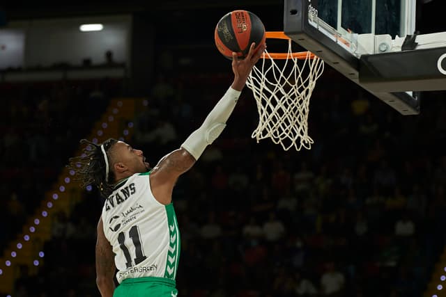 Evans logra su tope anotador